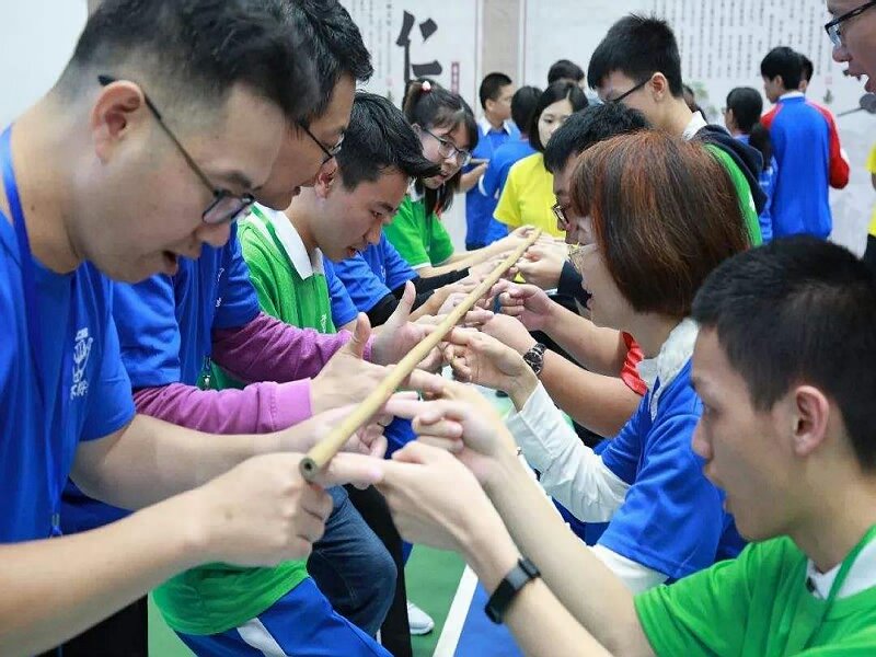 騰沖素質(zhì)拓展活動(dòng)騰沖公司凝聚力拓展培訓(xùn)項(xiàng)目推薦《齊眉棍》