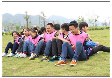 騰沖戶外團(tuán)隊(duì)合作拓展訓(xùn)練項(xiàng)目《坐地起身》