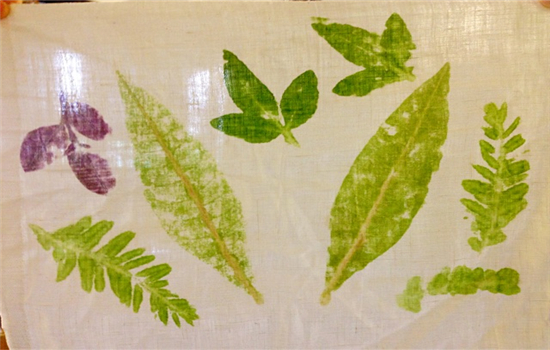 騰沖室內(nèi)外特色定制類拓展項(xiàng)目活動(dòng)推薦：植物敲拓染，用一種簡單干凈的方式，留住火山熱海里植物的靈魂