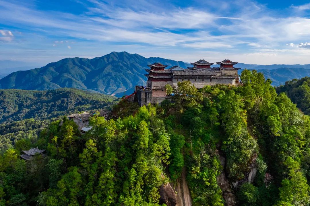 跟騰沖旅行團、騰沖策劃公司、騰沖拓展公司登達高處享受“一眼望兩國”的視覺體驗