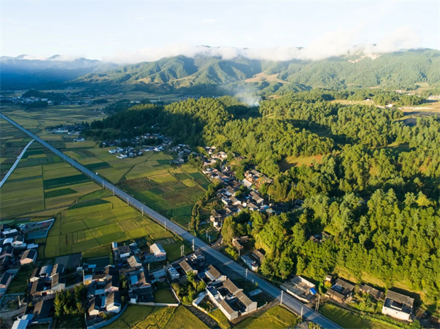 云南旅游,云南旅行社,云南團(tuán)建公司,云南策劃公司,云南會議會展,騰沖旅游,騰沖旅行社,騰沖團(tuán)建公司,騰沖策劃公司,騰沖會議會展：闖進(jìn)騰沖夏日綠野仙蹤！每一幀都是童話照進(jìn)現(xiàn)實(shí)
